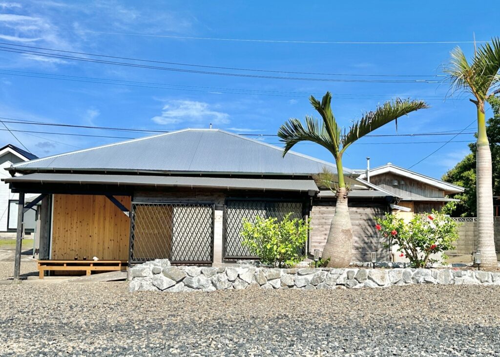 奄美ブルーの打田原ビーチへ徒歩１分｜一棟貸し古民家ヴィラ｜５名までＯＫ　＾