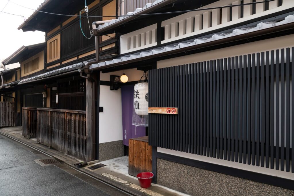 京一軒町家　さと居　大宮五条　鉄仙（ＴＥＳＳＥＮ）