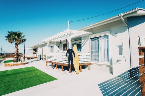 渚の白い家Ｌａｇｕｎａ　新築１棟貸切！ＢＢＱ小屋有！光回線Ｗｉ－Ｆｉ完備　７名宿泊可！！　＾