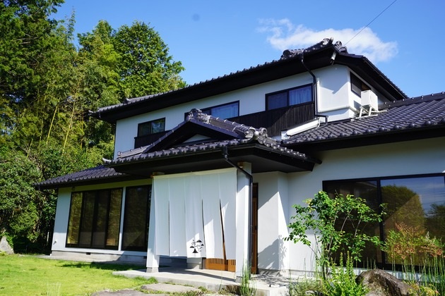 山梨県北杜市の一棟貸し宿「よもやど」　＾