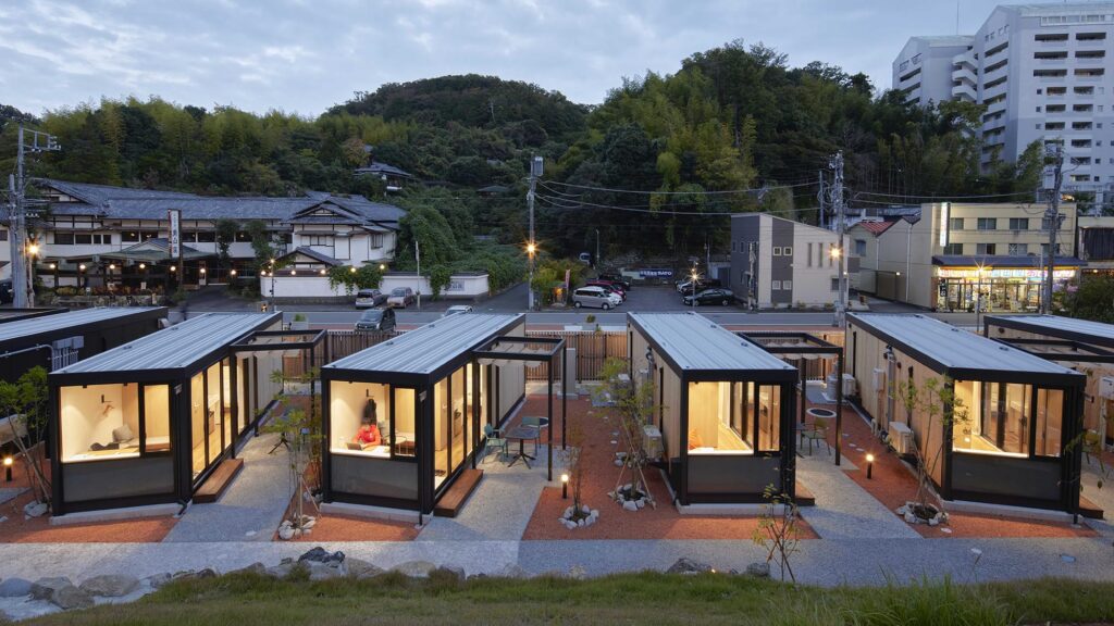 温泉街のコンテナホテル「さかなやステイ」