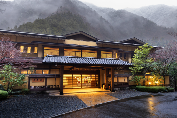 世界最古の宿・ギネスブック認定　全館源泉掛け流し　西山温泉　慶雲館（２０２６年３月リニューアル）